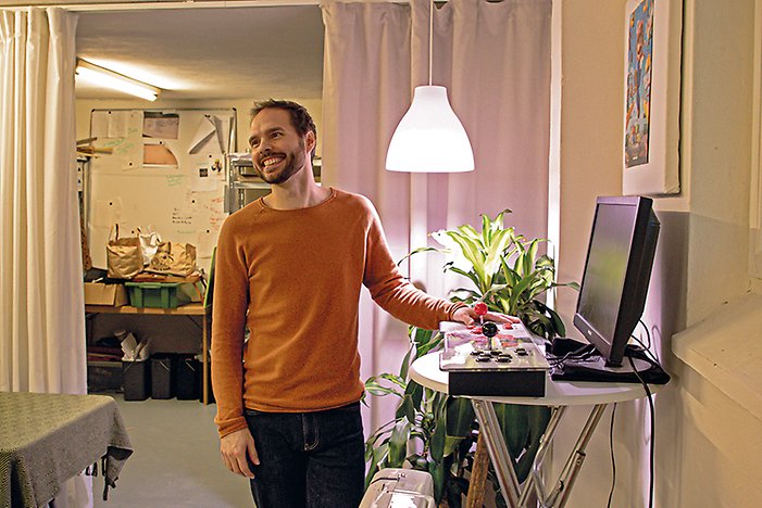 Martin Olsson, grundare av EventX, i sitt kreativa arbetsrum i Katrineholm. Med datorn som verktyg och idéerna som drivkraft skapar han allt från 3D-dekor till kompletta upplevelsekoncept.