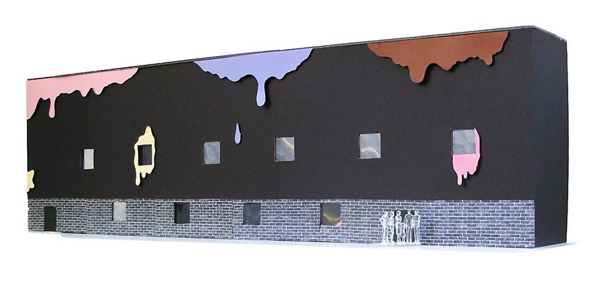 En mörkgrå fasad med olika färgglada former.