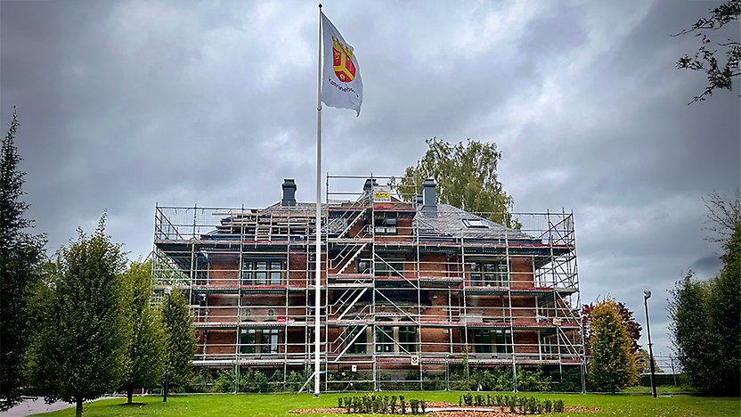 Renoveringen av stadshuset Gröna Kulle symboliserar kommunens långsiktiga arbete med att utveckla och stärka Katrineholm inför framtiden. Med fokus på hållbarhet, kvalitet och trygghet fortsätter kommunen att investera i både människor och miljöer.