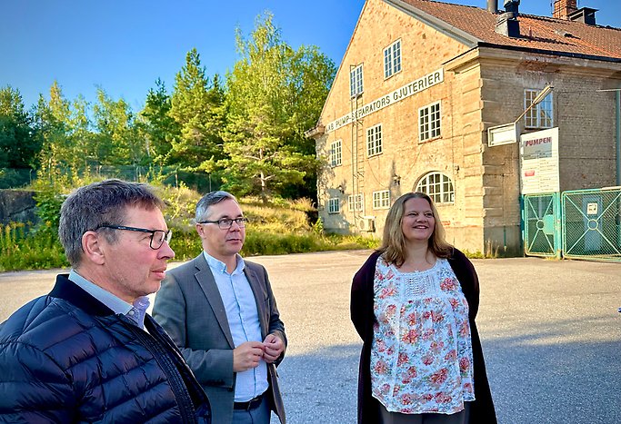 Bild: Christer Sundqvist, Johan Söderberg och Marie Bergeås mark- och exploateringschef, framför en av de två "portalbyggnaderna" in till Pumpenområdet.