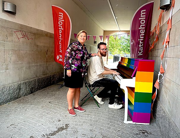 Anneli Hedberg och invigningspianisten Oskar Modig.