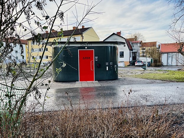 Toaletten i Sveaparken har röd dörr. Foto: Josefin Lundin