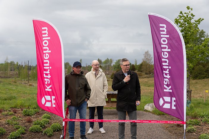 Christer Sundqvist (M) till vänster och Johan Söderberg (S) till höger välkomnade Mattias Holmqvist och Preem till Lövåsen vid invigningen av rastplatsen.