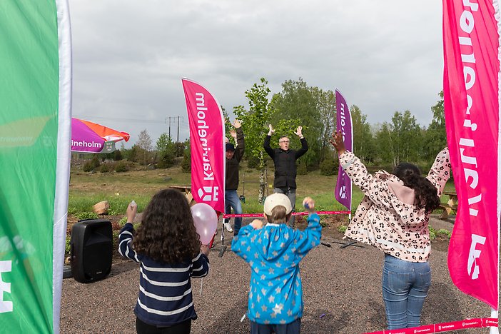 Glada barn på kosläpp och invigning