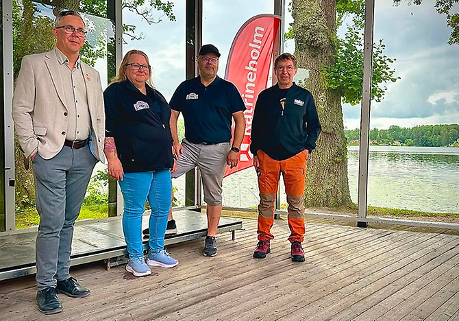 Johan Söderberg, Jojo Axelsson, Crister Nystrand och Christer Sundqvist på scenen vid Djulö Herrgård. Där helgen bjuder på musik, men under tävlingen är det noterna som styr tempot och motorerna som sätter tonen.