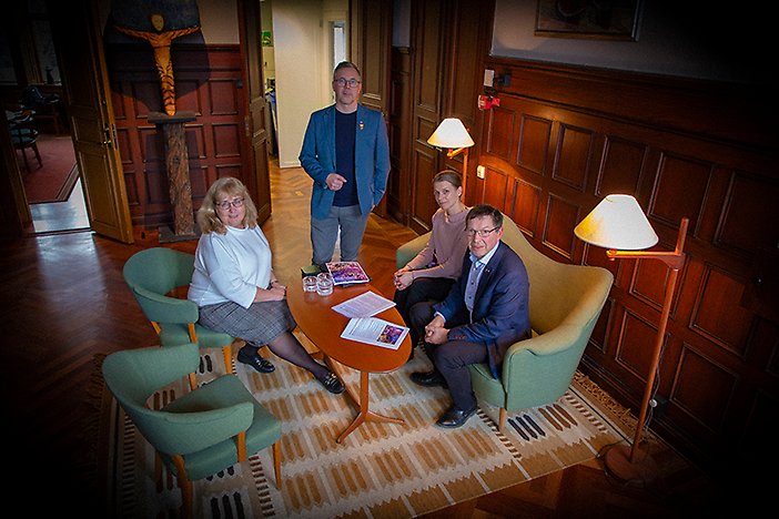 Från vänster: Marie Hillman, ekonomichef och biträdande kommundirektör, Johan Söderberg (S), Elin Sollenborn, budgetcontroller, och Christer Sundqvist (M), som tillsammans arbetat med kommunens årsredovisning för 2025.